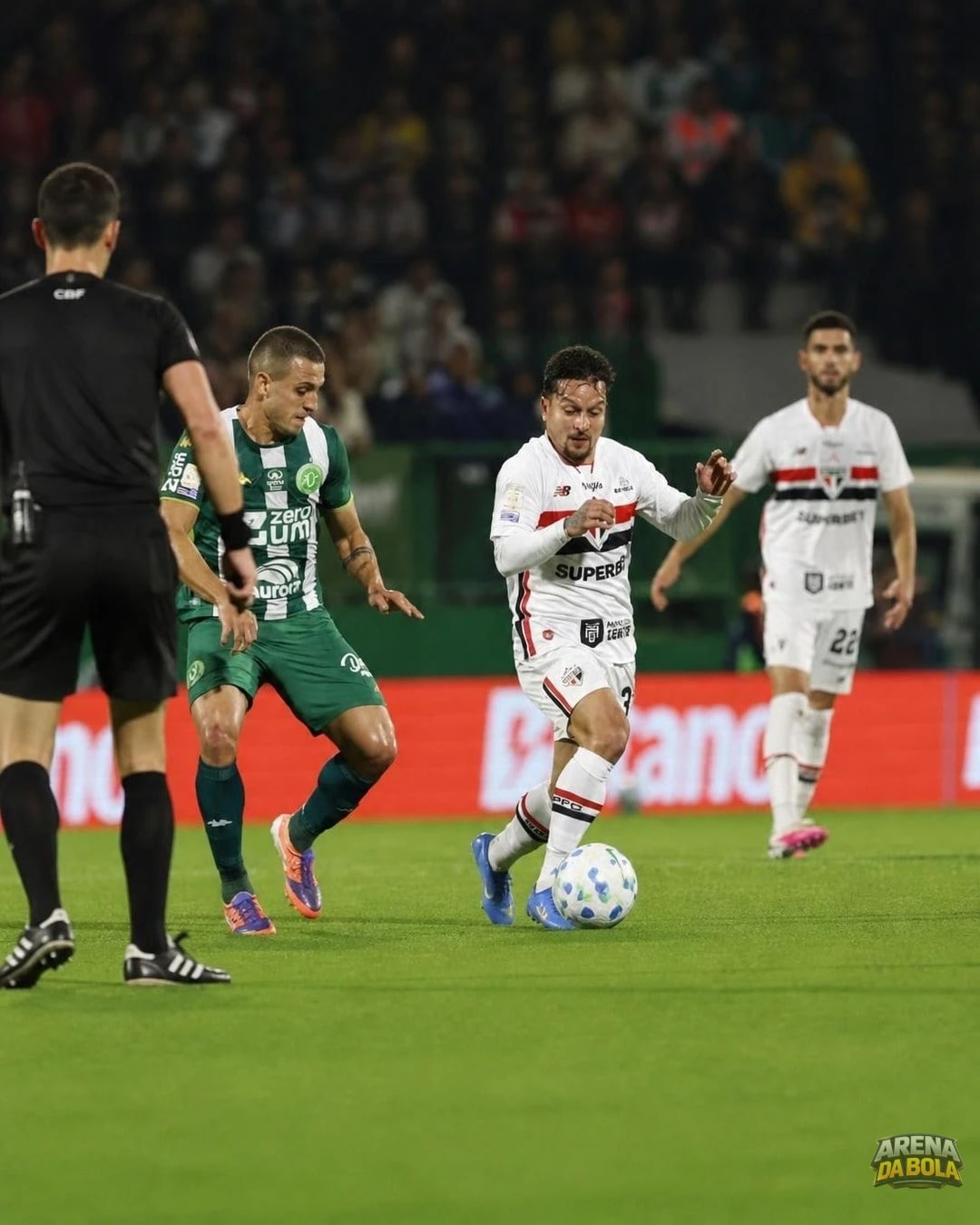 São Paulo enfrenta mais um revés e se aproxima da zona de rebaixamento no Brasileirão