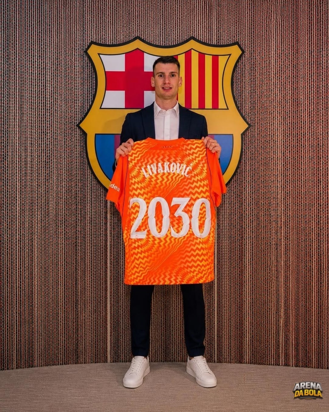 Barcelona anuncia Dominik Livakovic e amplia opções para o gol