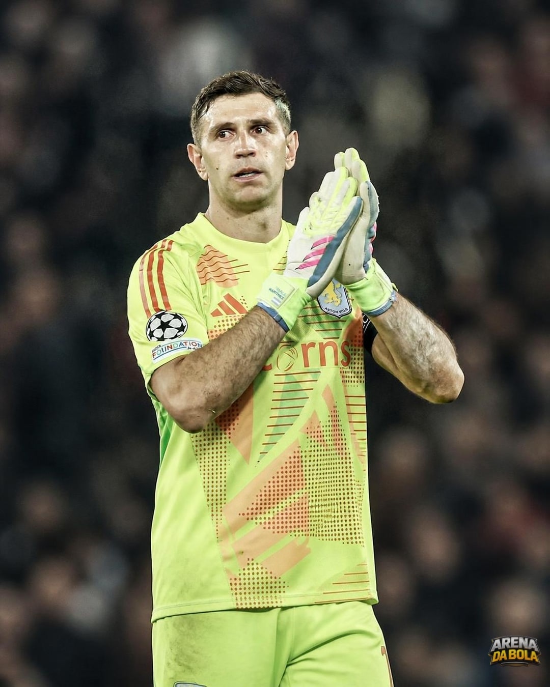 Chelsea acerta com Aston Villa a contratação de Emiliano Martínez