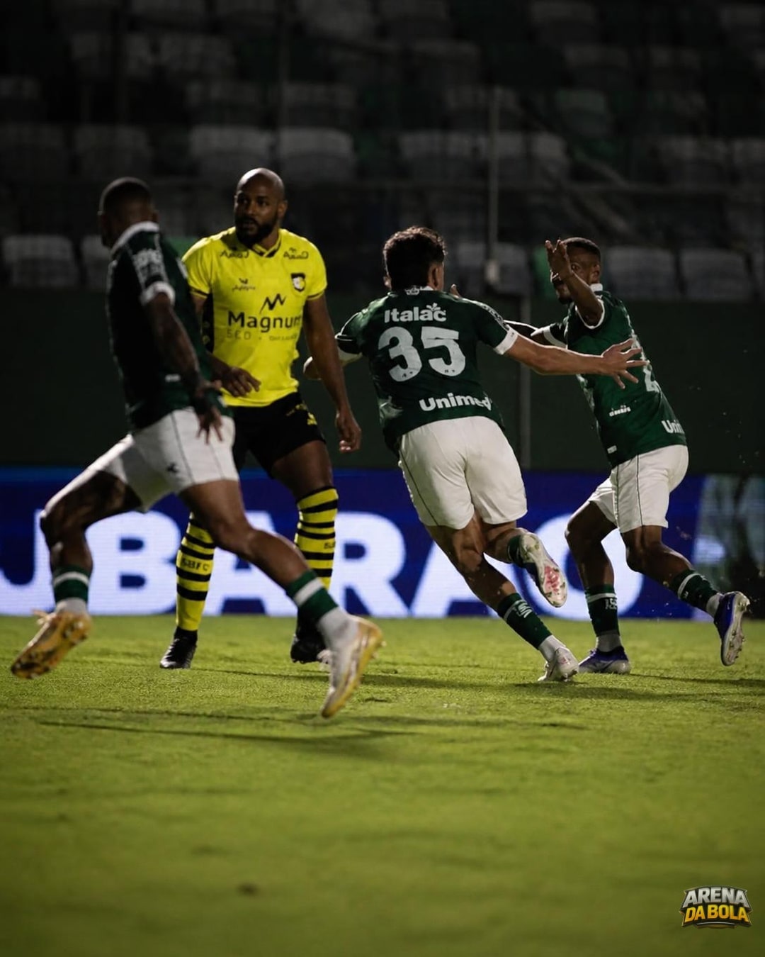 Goiás vence São Bernardo no 400º jogo de Tadeu pelo clube