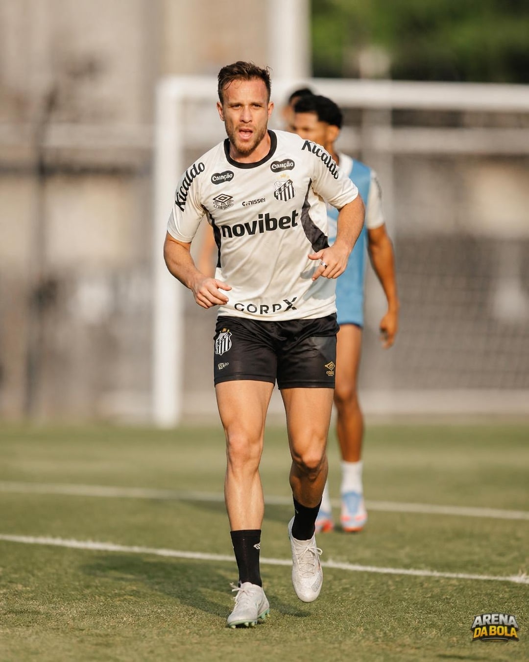 Cuca testa Arthur Melo como camisa 10 para reorganizar o Santos