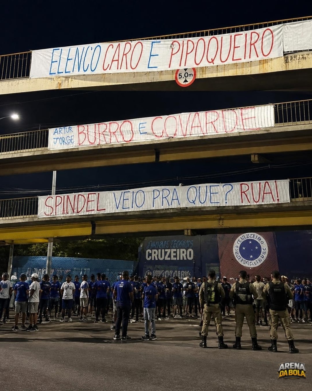 Torcida do Cruzeiro exibe faixas após queda na Copa do Brasil