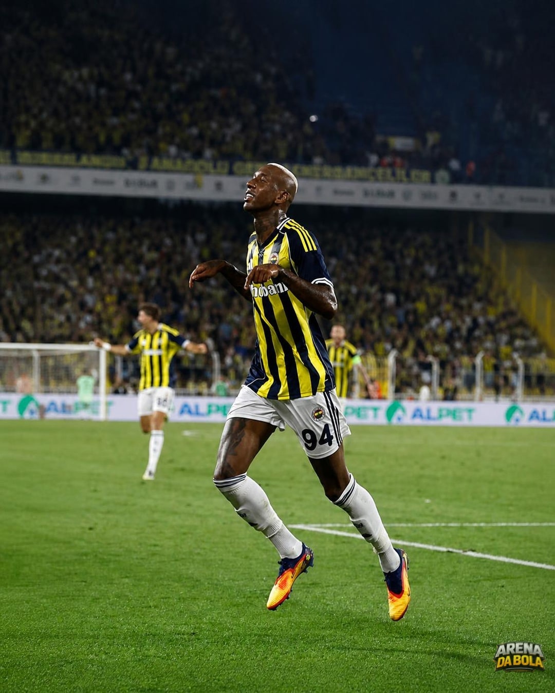 Anderson Talisca deixa Fenerbahçe após perder espaço no elenco