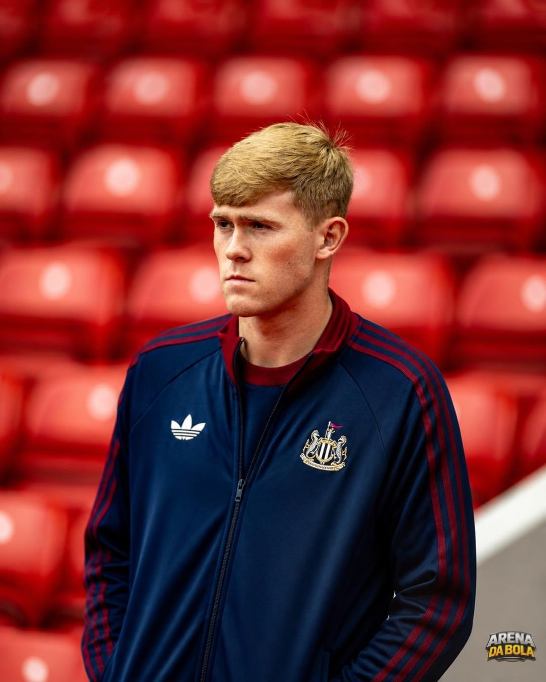 Manchester United adia busca por lateral e mantém Lewis Hall como alvo