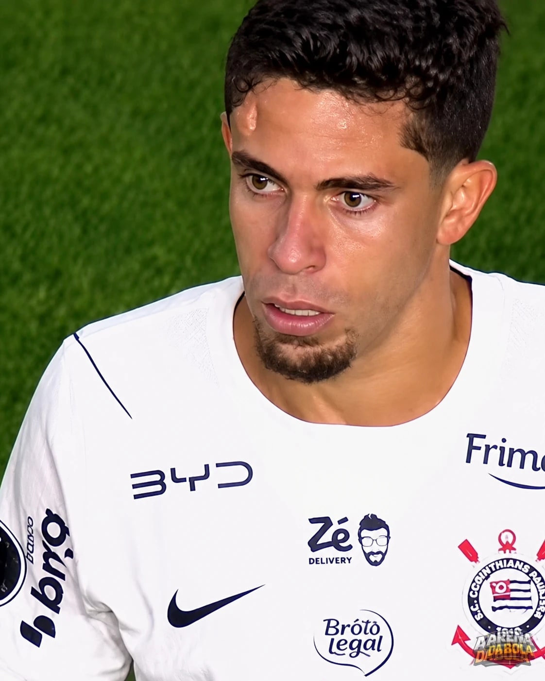 CORINTHIANS: GABRIEL PAULISTA SOFRE COTOVELADA E FICA COM GALO