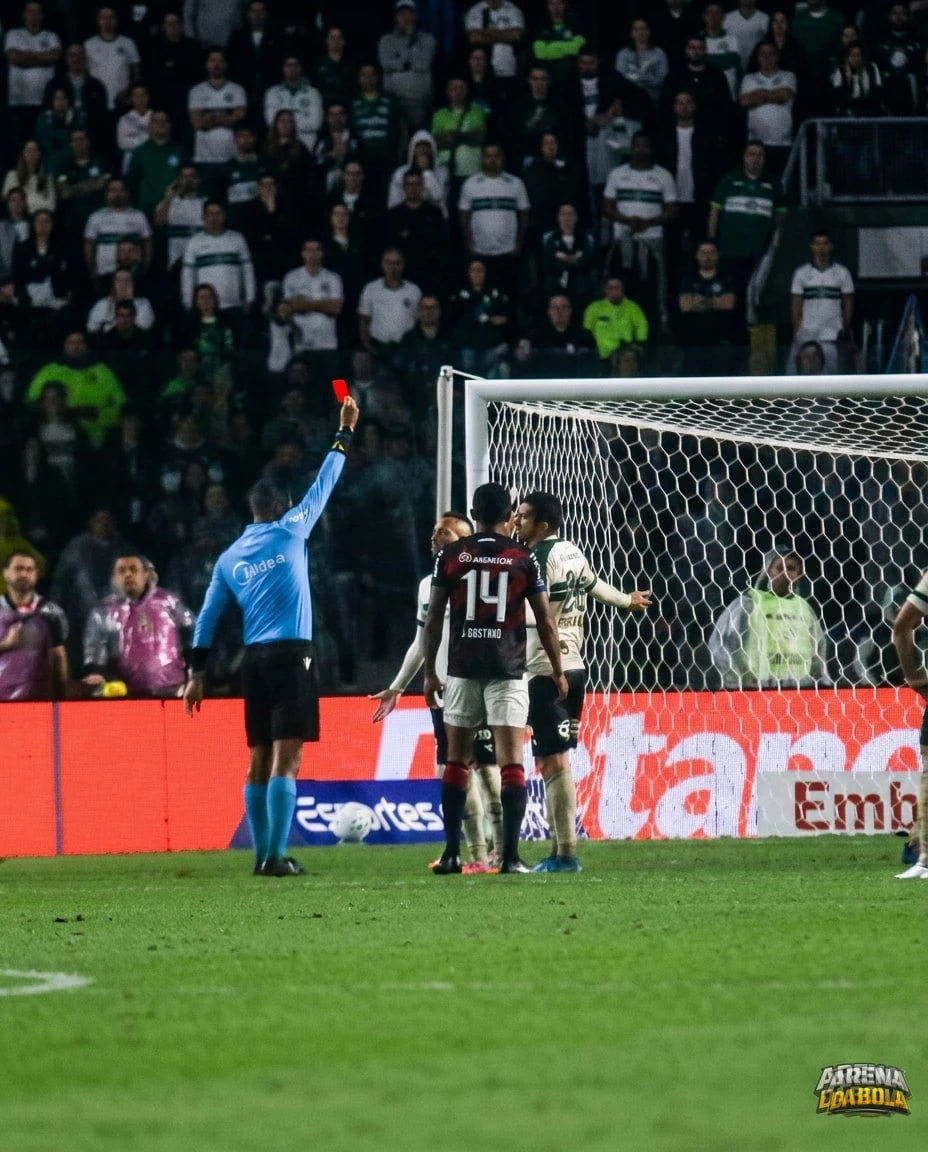Breno Lopes recebe cartão vermelho no Atletiba após aplicação do protocolo ‘Vini Jr’