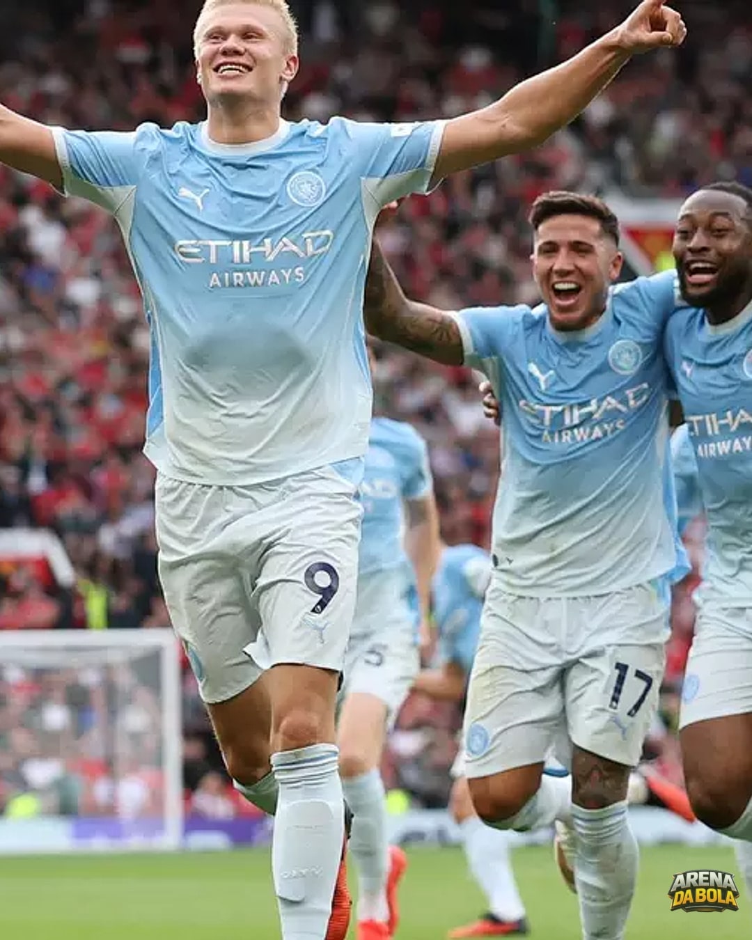 Manchester City bate United com dez e segue perfeito na Premier League