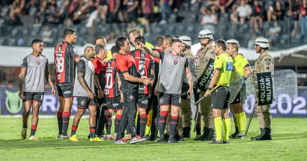 Confusão no Barradão: Árbitro expulsa dois jogadores do Vitória em lance polêmico