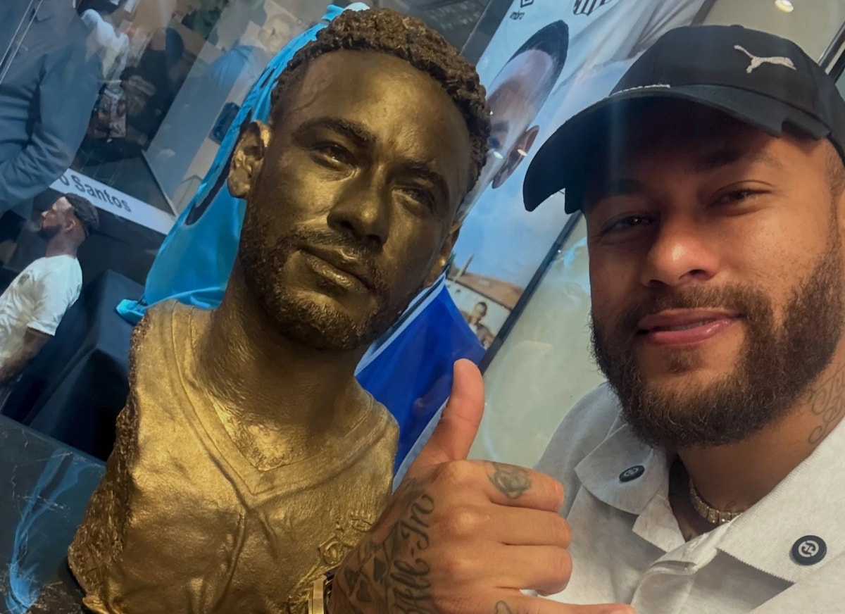 Santos celebra Neymar com busto em Memorial das Conquistas na Vila Belmiro