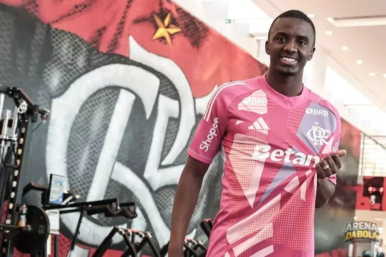 Goleiro Andrew relembra estreia em Portugal antes de amistoso do Flamengo