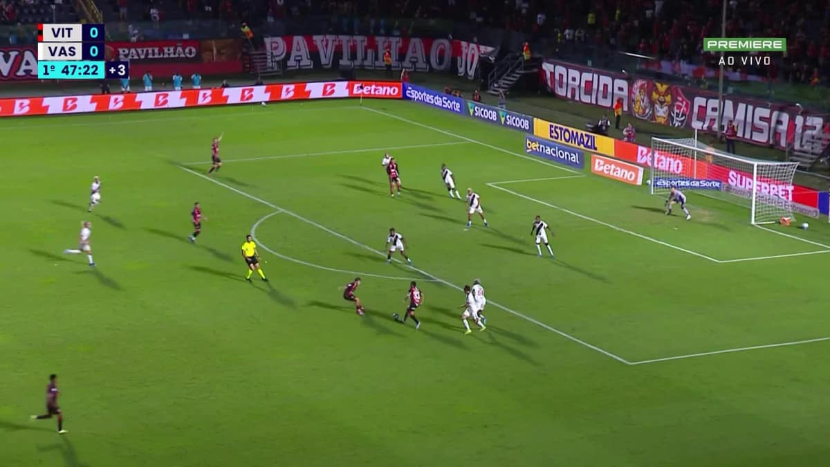Léo Jardim brilha com defesas importantes em vitória do Vasco