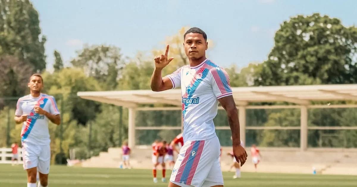 Matheus França brilha com hat-trick em retorno ao Crystal Palace após passagem pelo Vasco