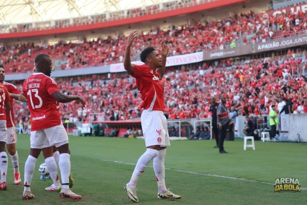 Victor Gabriel se pronuncia após fraturar Gabriel Pec em jogo contra o Cruzeiro