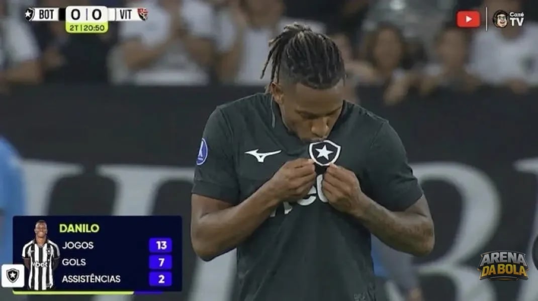 Danilo frustra Palmeiras e beija escudo do Botafogo ao entrar em campo
