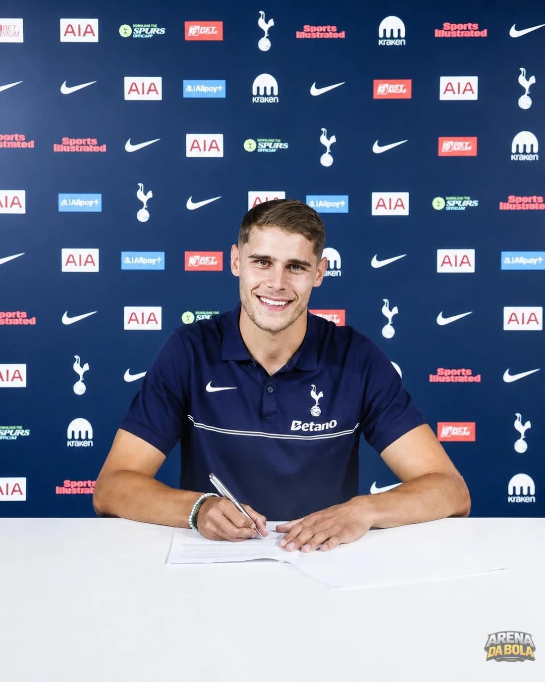 Micky van de Ven assina novo contrato de cinco anos com o Tottenham