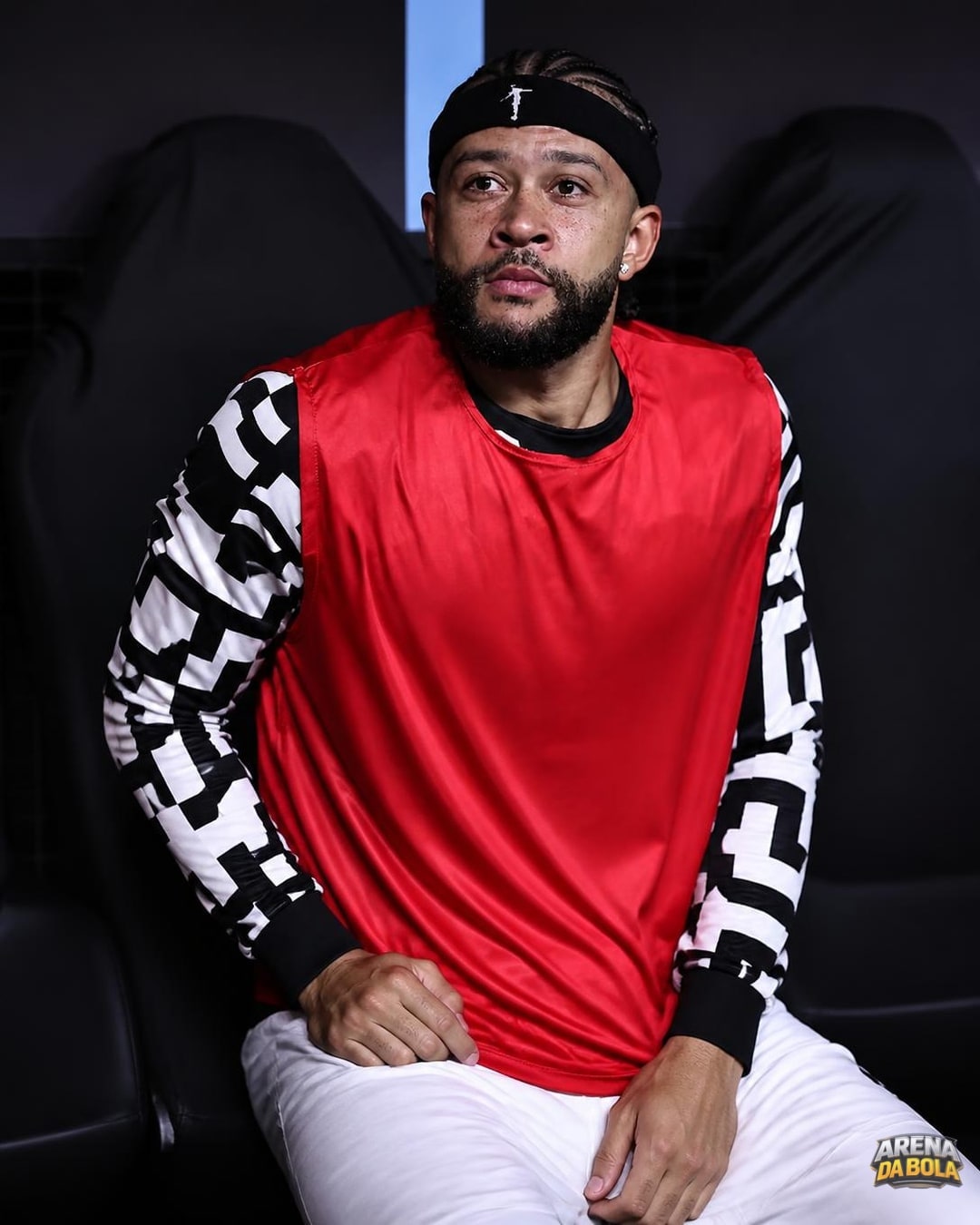 Corinthians decide multar Memphis Depay após clipe no Parque São Jorge