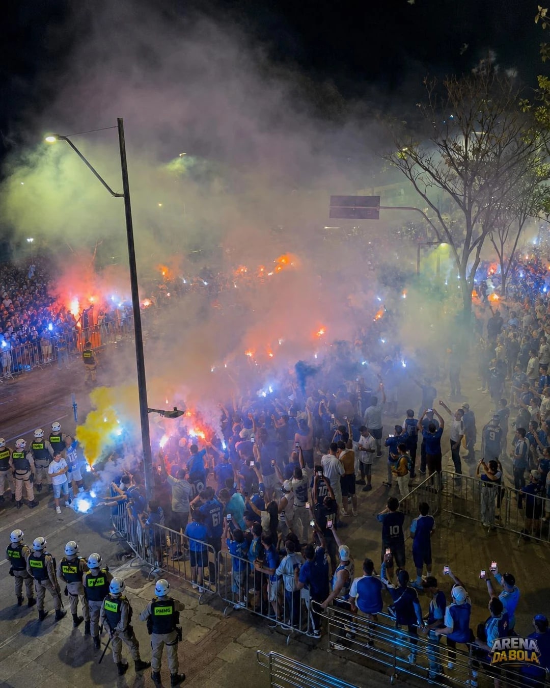 Torcida do Cruzeiro faz grande festa na chegada ao Mineirão; assista
