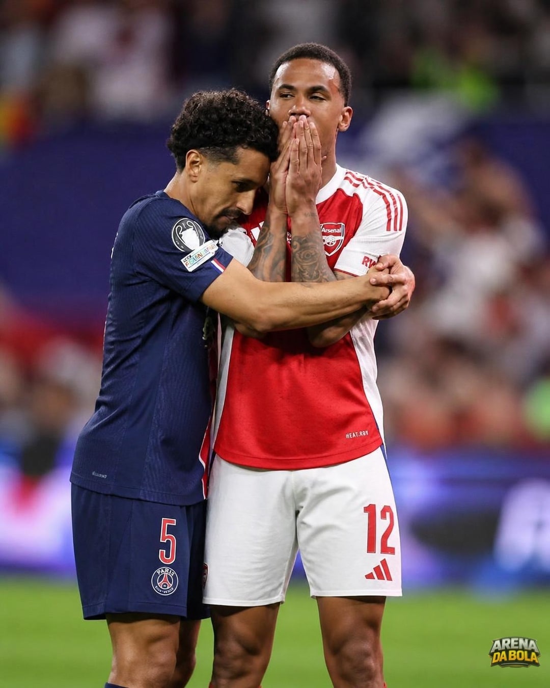 Marquinhos recebe prêmio da Uefa por gesto com Gabriel Magalhães na Champions