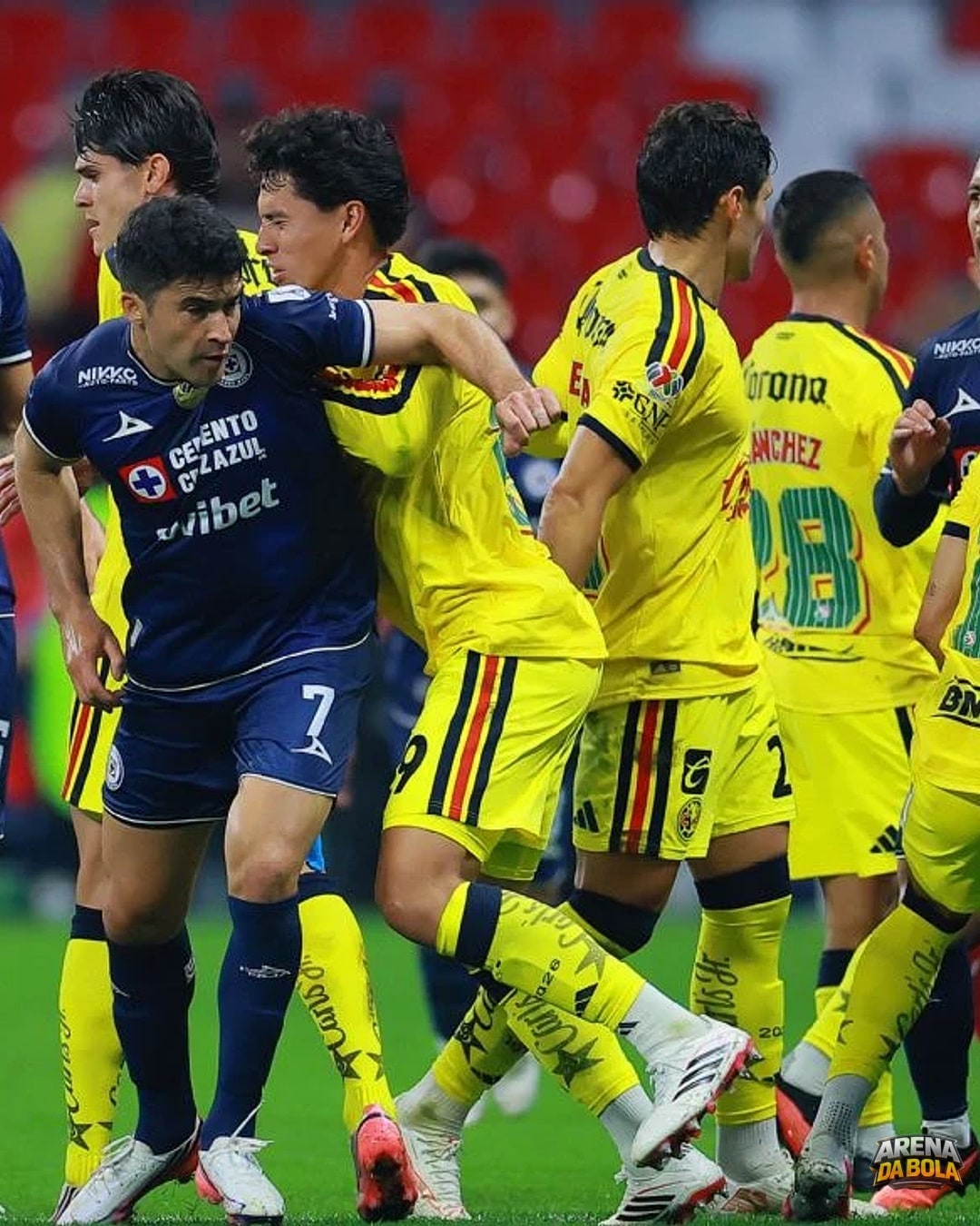 Raphael Veiga inicia confusão em Cruz Azul x América e escapa de expulsão