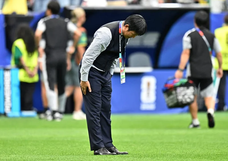 Técnico do 🇯🇵 Japão faz reverência ao elenco após derrota para o 🇧🇷 Brasil na Copa do Mundo