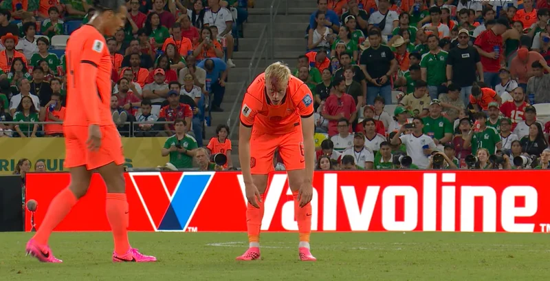 Zagueiro Jan Paul van Hecke se machuca em jogo da 🇳🇱 Holanda contra 🇲🇦 Marrocos na Copa do Mundo