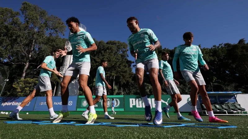 Palmeiras treina bolas paradas antes de jogo-treino